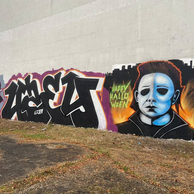 Graffiti auf einer großen Wand.