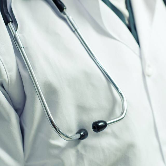 Ein Arzt mit einem Stetoskop um den Hals.