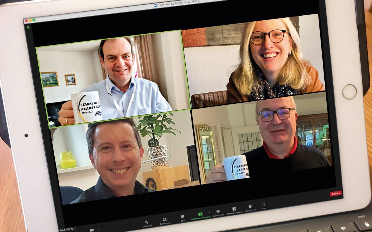 Vier Vertreter der Hammer CDU beim digitaler Parteitag über ein Tablet.