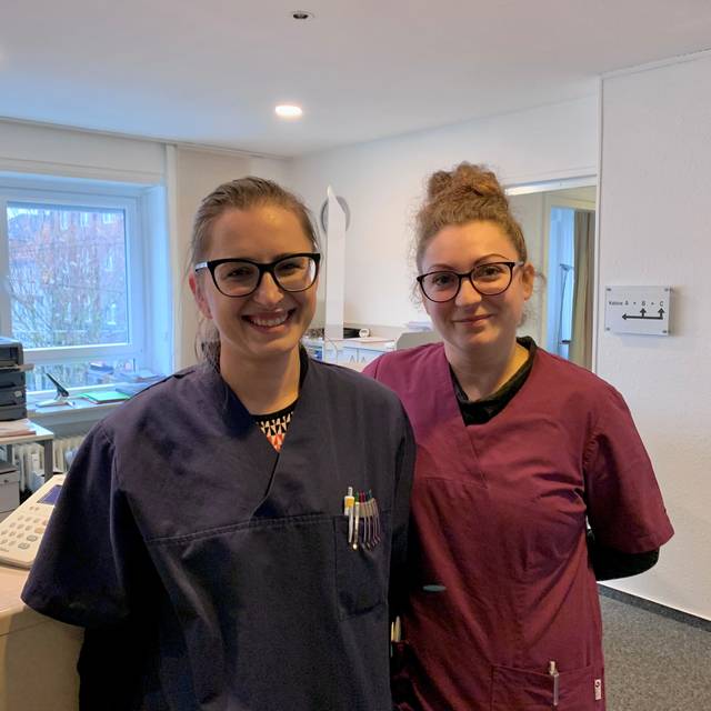 Zwei Hausärztinnen in ihrer neuen Praxis.