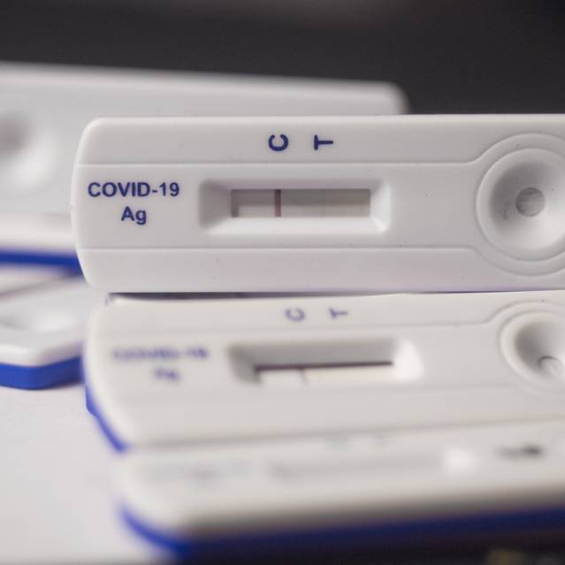 Mehrere negative Corona-Schnelltests auf einem Haufen.