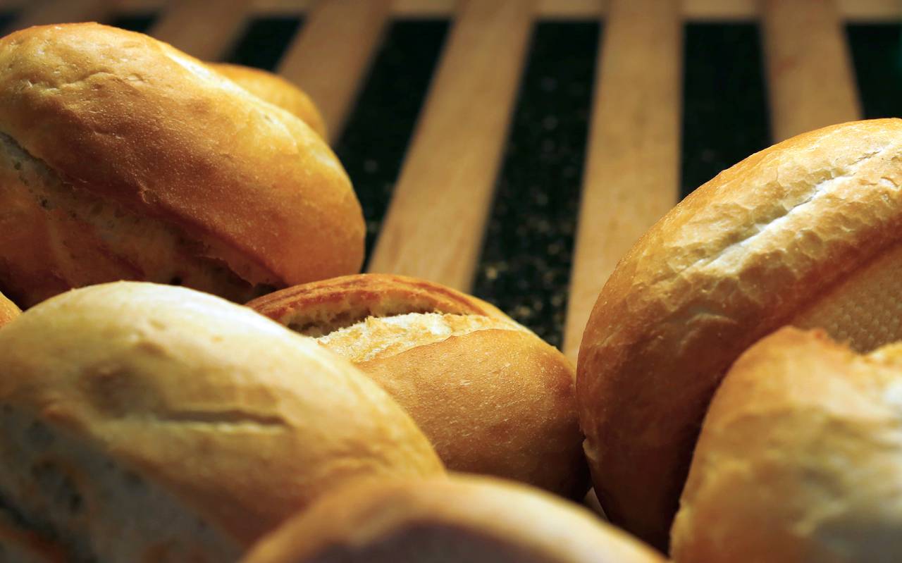 Frische Brötchen direkt aus dem Ofen. Bäcker müssen dafür früh aufstehen.