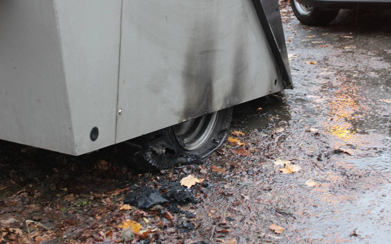 Enforcement Trailer mit verbranntem Reifen