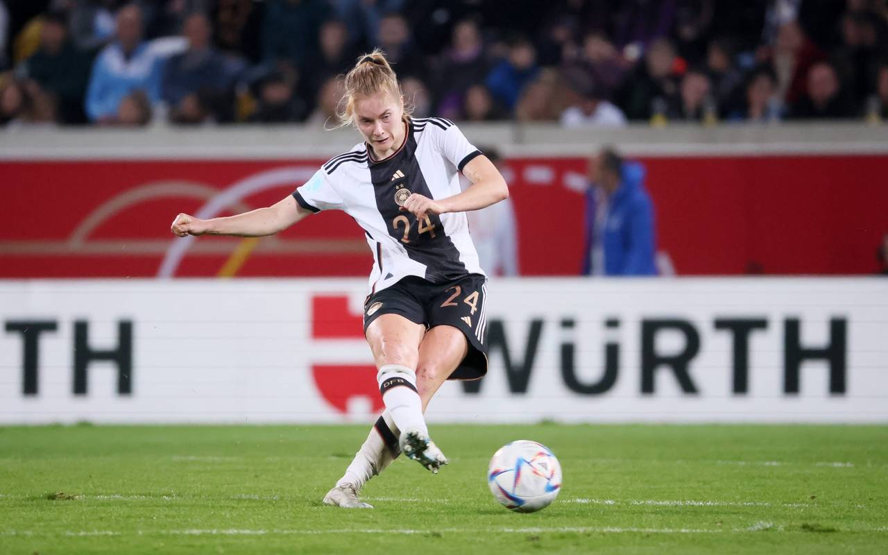 Fußballnationalspielerin Sjoeke Nüsken.