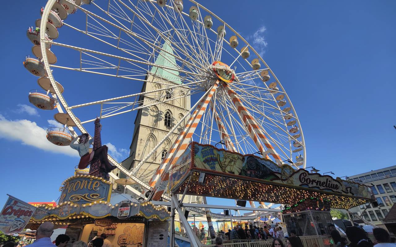 Der Stunikenmarkt mit dem Riesenrad an der Pauluskirche.