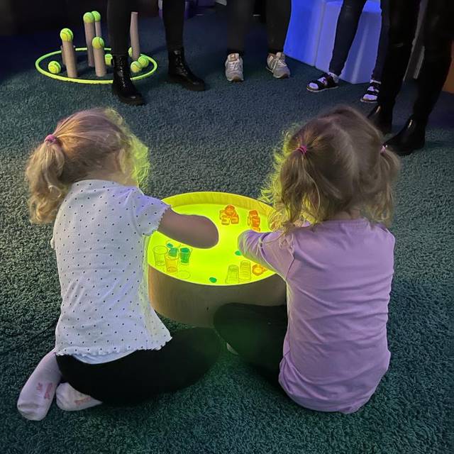 Kinder spielen bei der Kinderbetreuung.