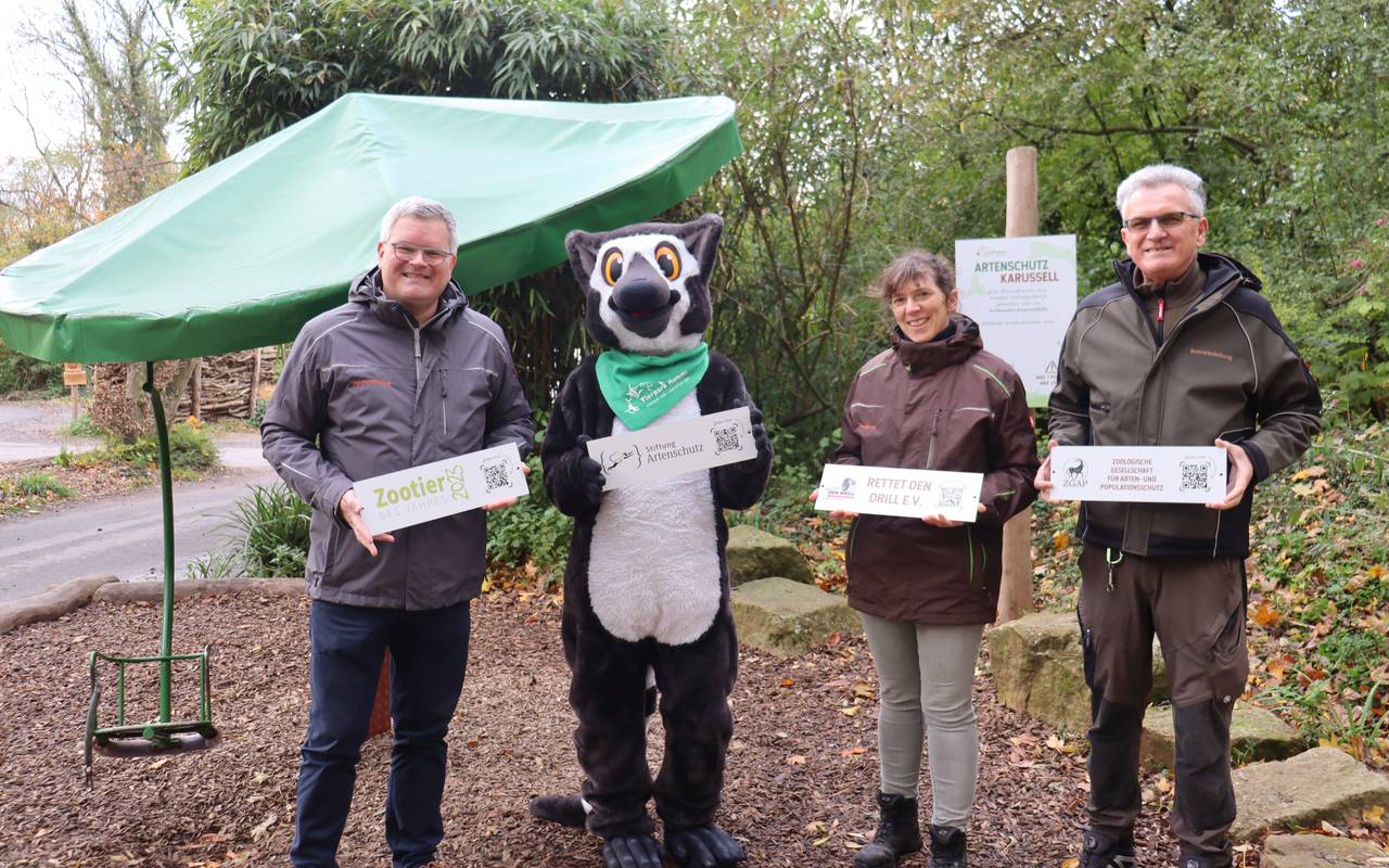 Tierparkleitung Sven Eiber mit Symbolscheck