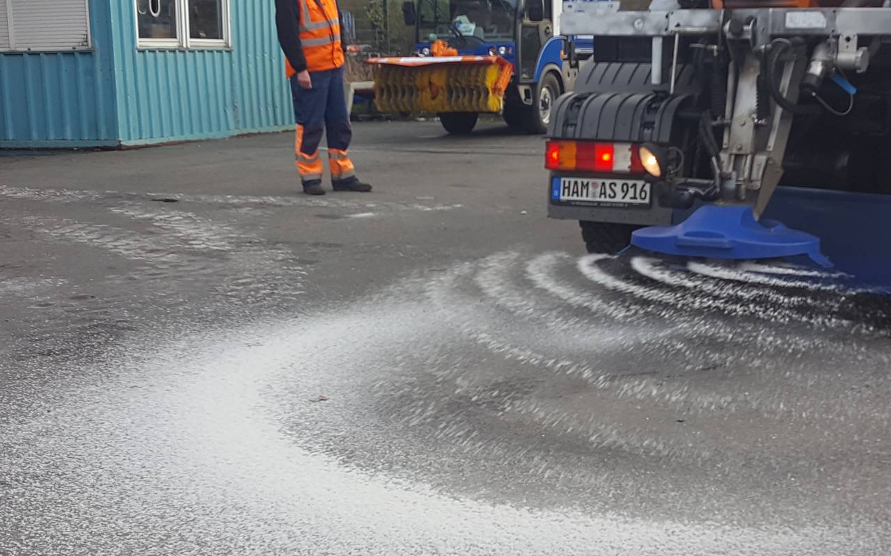 Winterdienst streut Salz