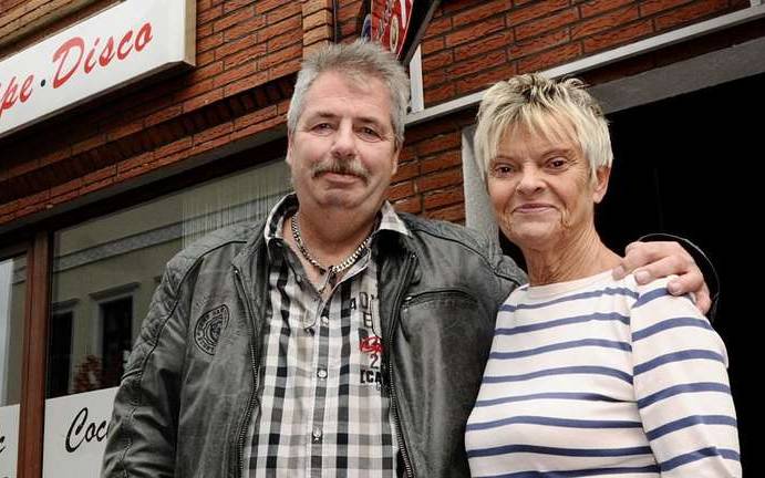 Heinz Lepper mit seiner Frau vor dem Cheyenne auf der Meile