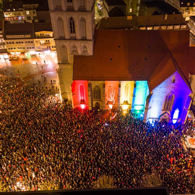 Tausende Menschen versammelt auf dem Marktplatz vor der Pauluskirche in Hamm. Sie alle demonstrieren gegen Fremdenhass.