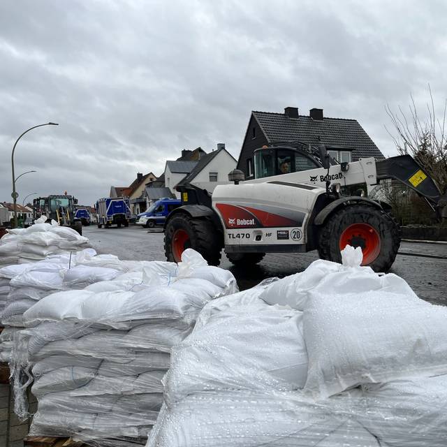 Sandsäcke stapeln sich an der Soester Straße.