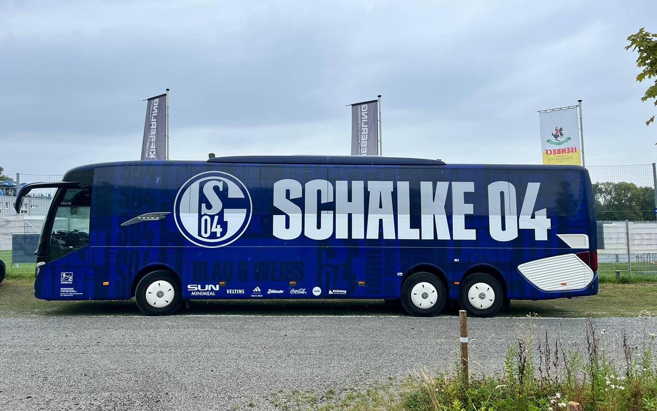 Der Mannschaftsbus vom FC Schalke 04 in Rhynern.