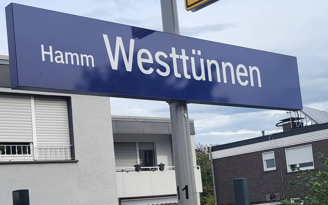 Schild mit der Aufschrift "Westtünnen" am Haltepunkt