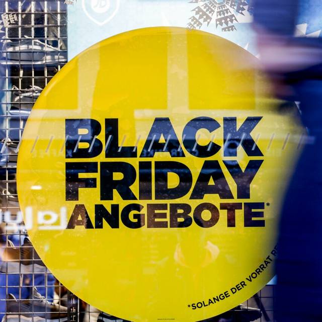 Besucher der Kieler Innenstadt besuchen Ladengeschäfte, die für den Black Friday werben. Die Deutsche Umwelthilfe hat den Handel aufgerufen, Rabatt-Tage wie den Black Friday (24. November) und den Cyber Monday (27. November) abzuschaffen. (zu dpa «Vor Black Friday: Umwelthilfe fordert Abschaffung des Rabatt-Tags»)