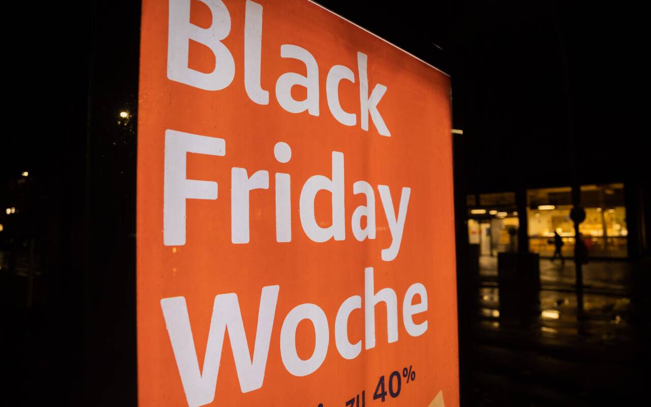 Die Black-Friday-Reklame eines Online-Versandhändlers an der Bundesallee.