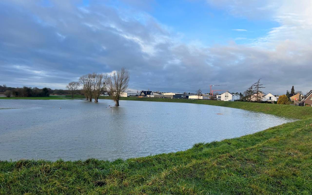Der Wasserpegel am Ahsedeich ist wieder gestiegen.