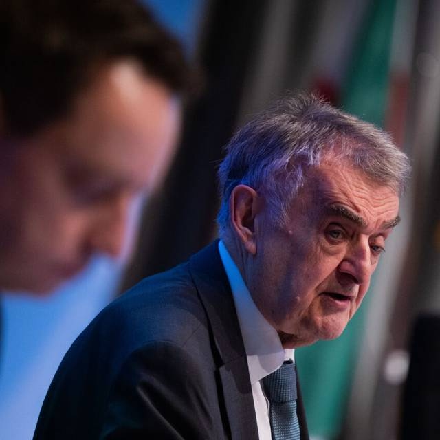 ürgen Kayser (l), Leiter des Verfassungsschutzes Nordrhein-Westfalen, und Herbert Reul (CDU), Innenminister von Nordrhein-Westfalen, stellen im Innenministerium den Lagebericht zu Rechtsextremismus vor.