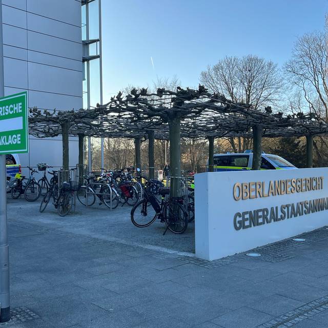 Vor dem OLG Gebäude wird vor und nach dem Prozess von unterschiedlichen Gruppen demonstriert.