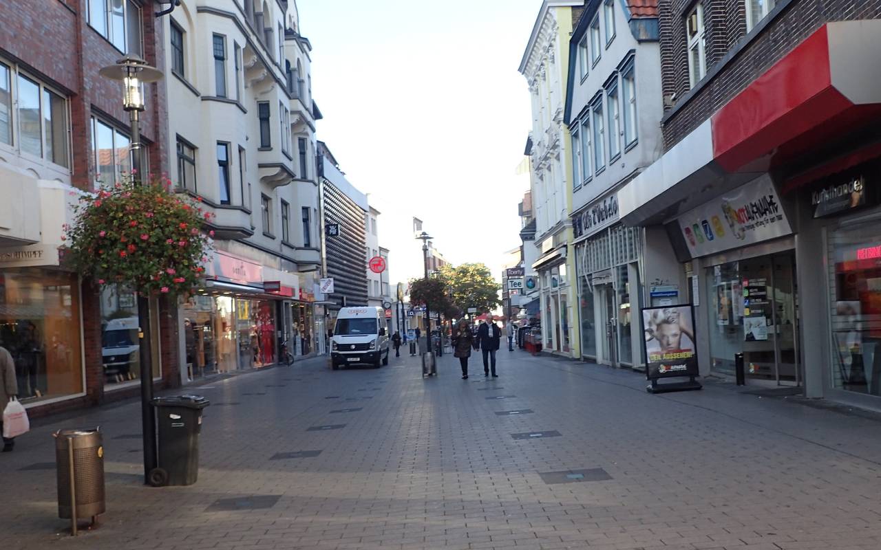 Blick in die Hammer Fußgängerzone mit Geschäften rechts und links