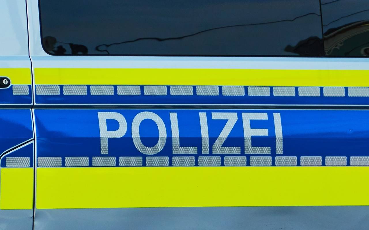 Polizei-Schriftzug auf Auto.