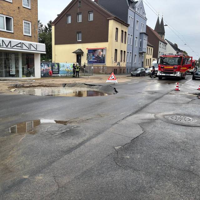 Am Mittwochmorgen (20.08.) hat es auf der Werlerstr. einen Wasserrohrbruch gegeben.