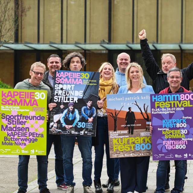 Eine Gruppe hält Plakate hoch.