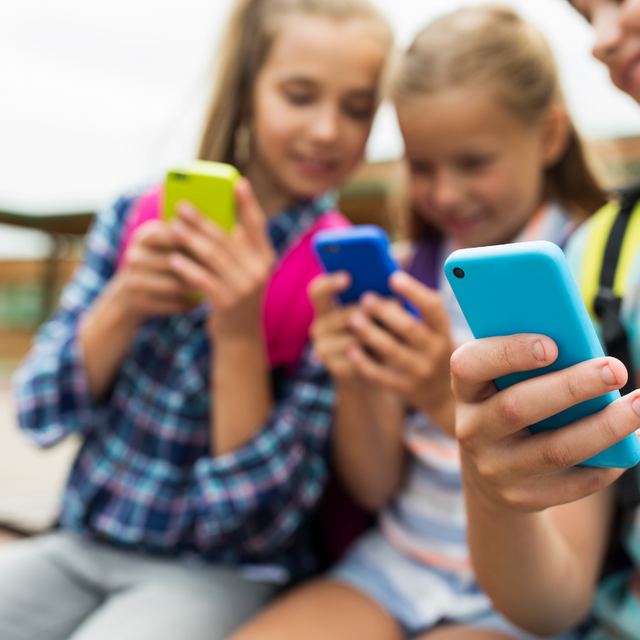 Ein Kind benutzt sein Smartphone.