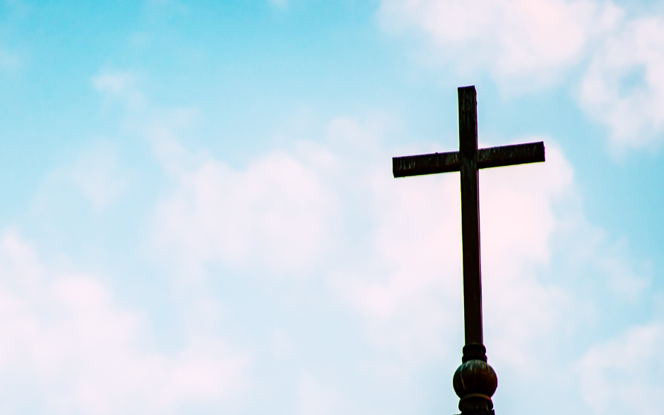 Ein Kreuz auf einem Kirchturm