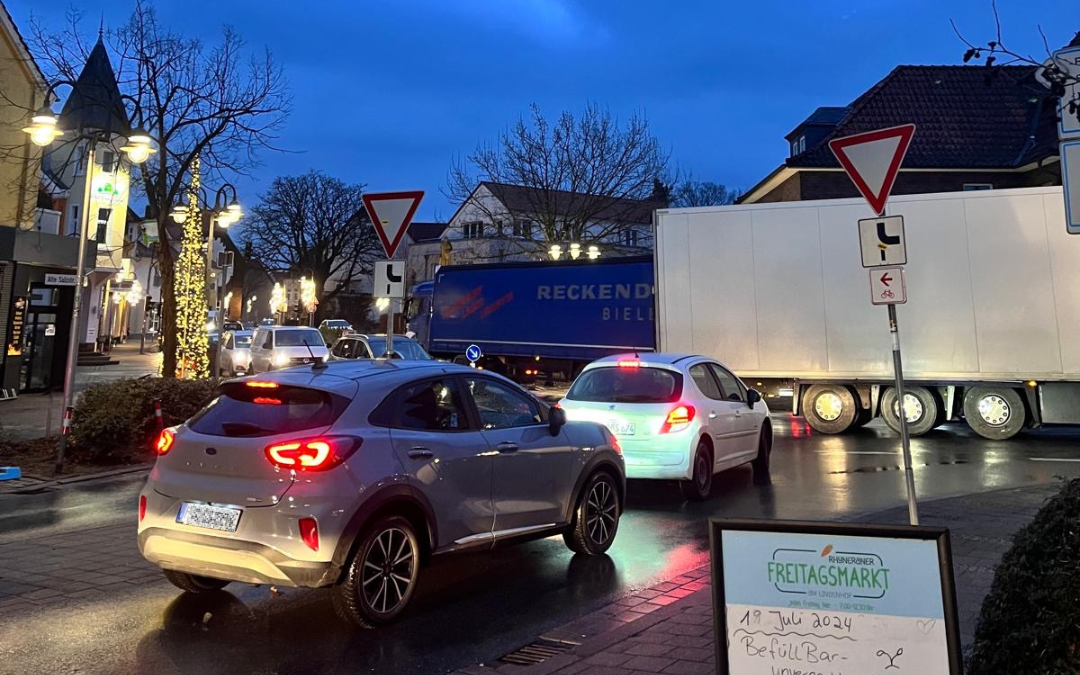 Ein Unfall mit mehreren LKW sorgt im Ortskern von Rhynern für Verkehrschaos.
