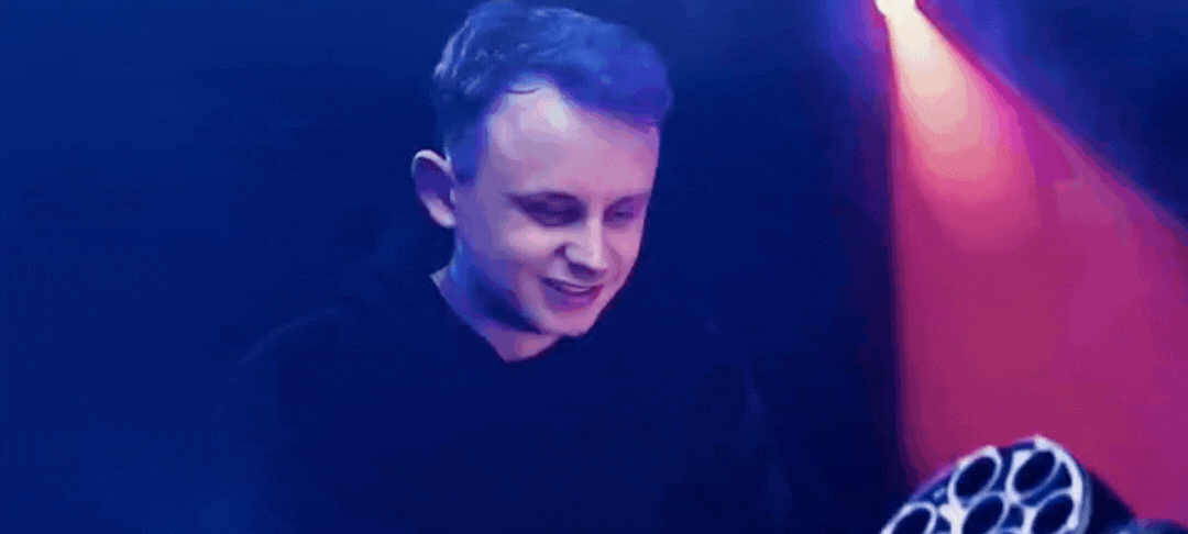 An den Wochenenden findet ihr Robin manchmal auch an den Turntables. Er legt als Hochzeits- und Event-DJ auf.