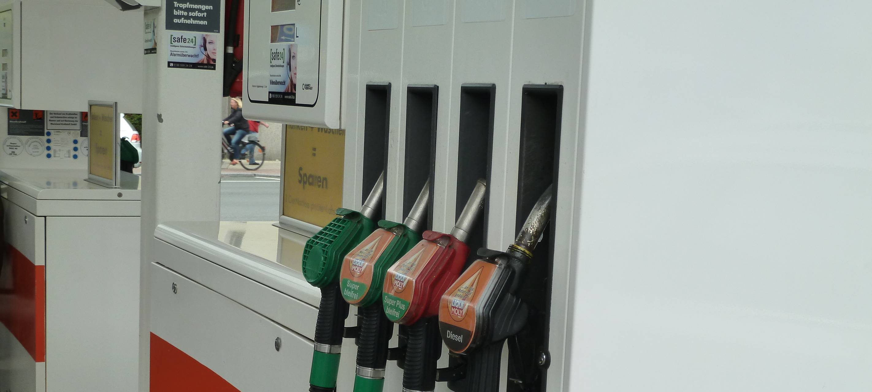 Unbekannter zündet Benzin an Tankstelle an