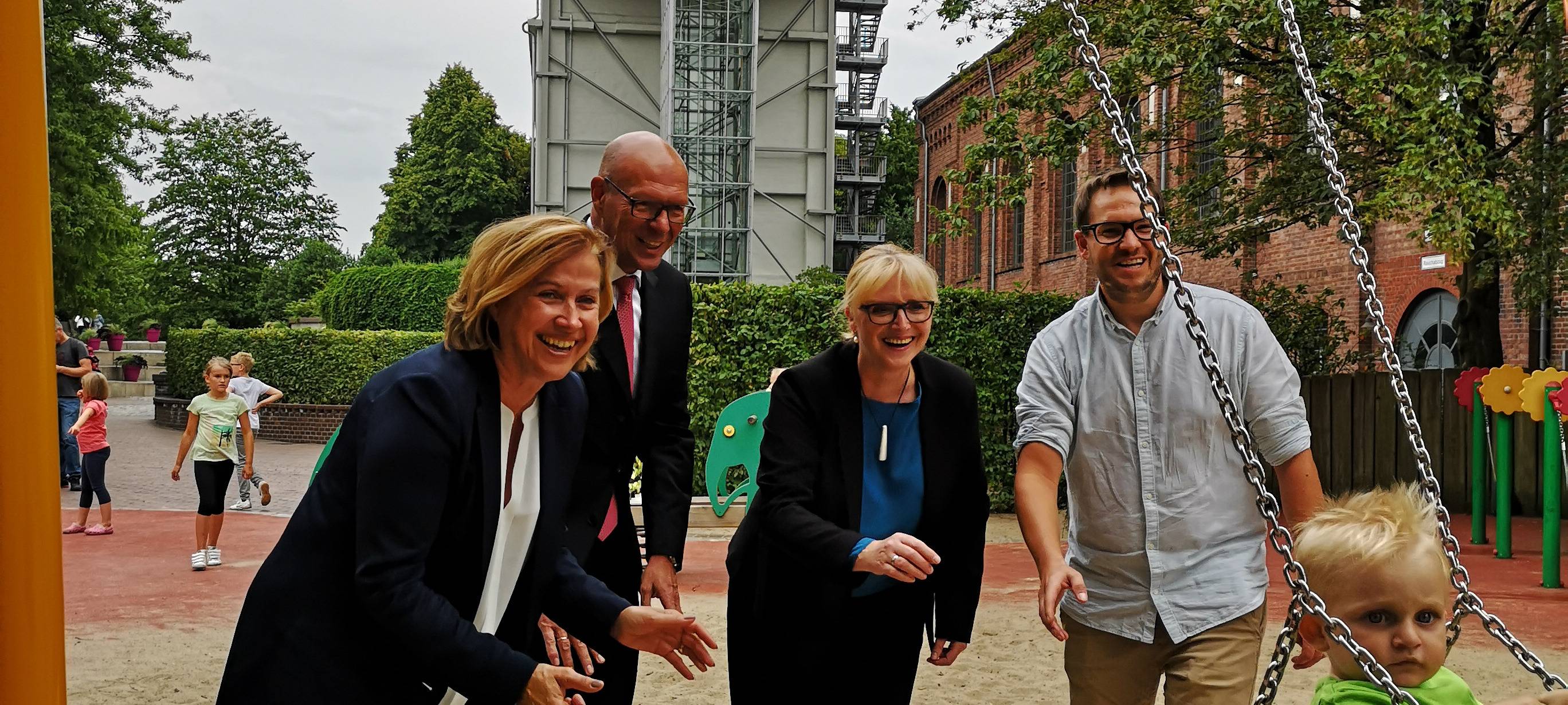 Neue Kinderschaukel für Maxipark