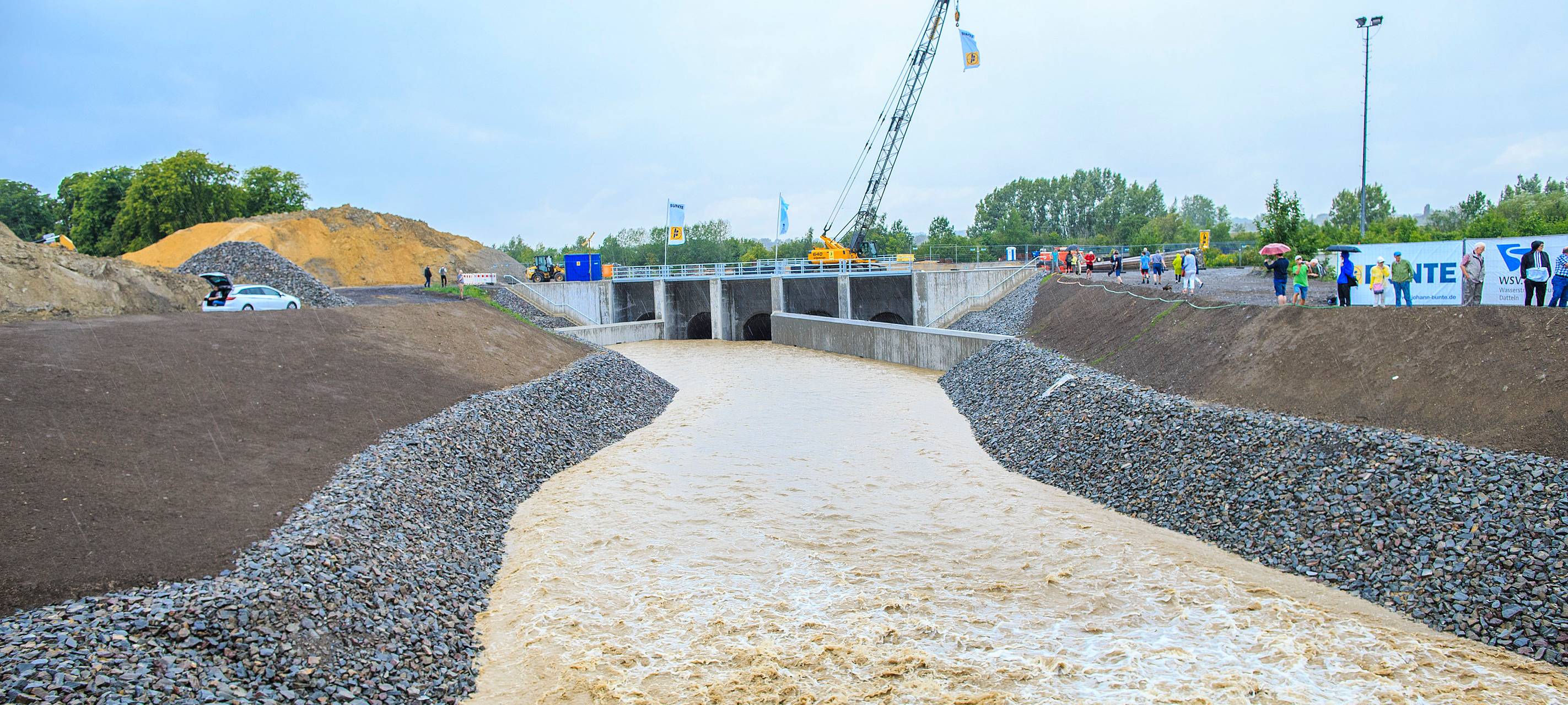 Die Ahse fließt unter dem Kanal durch