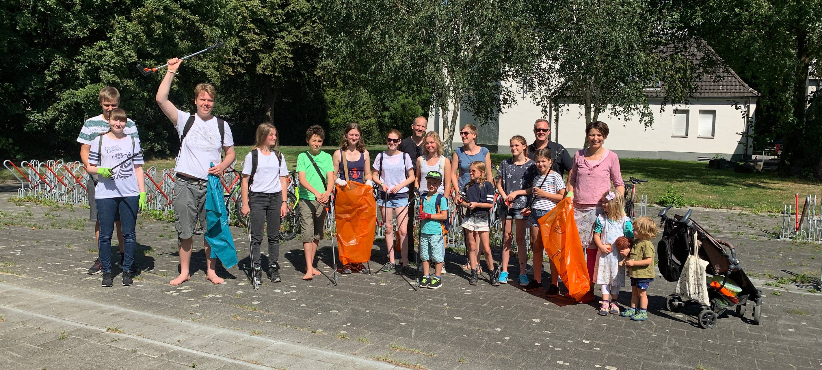 Etwa 20 Umweltaktivisten haben Müll gesammelt.