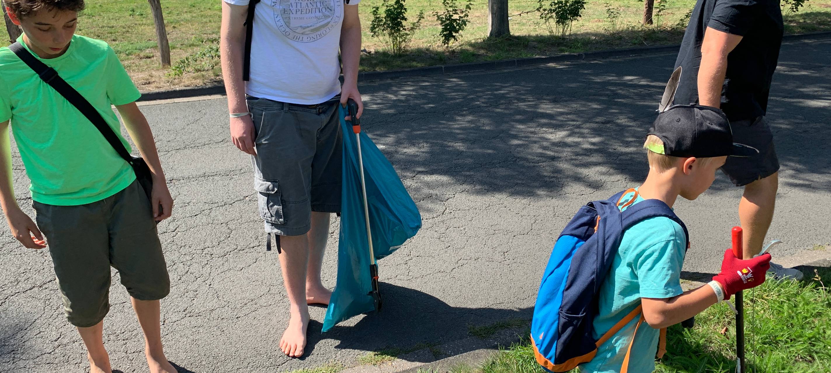 Friday for future sammelt Müll