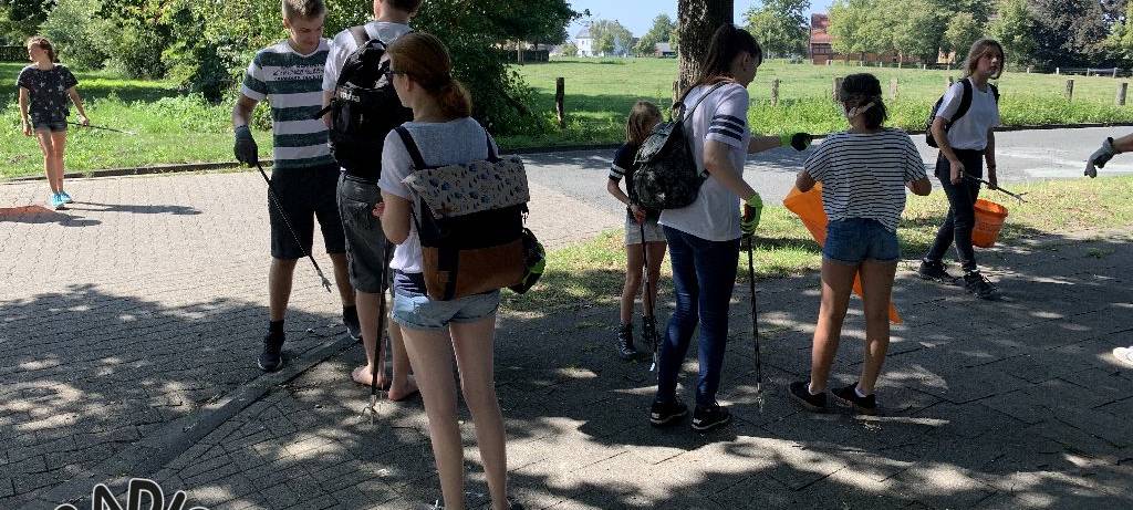 Fridays for Future sammelt Müll