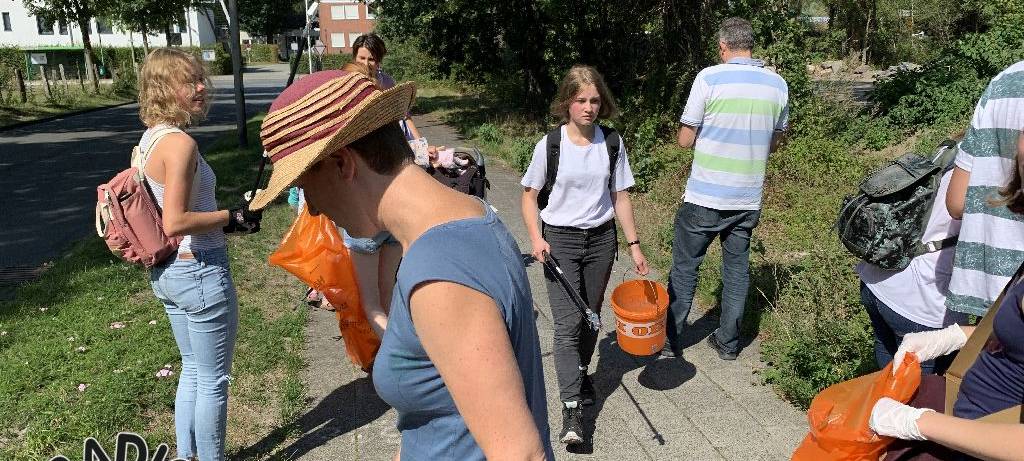 Fridays for Future sammelt Müll