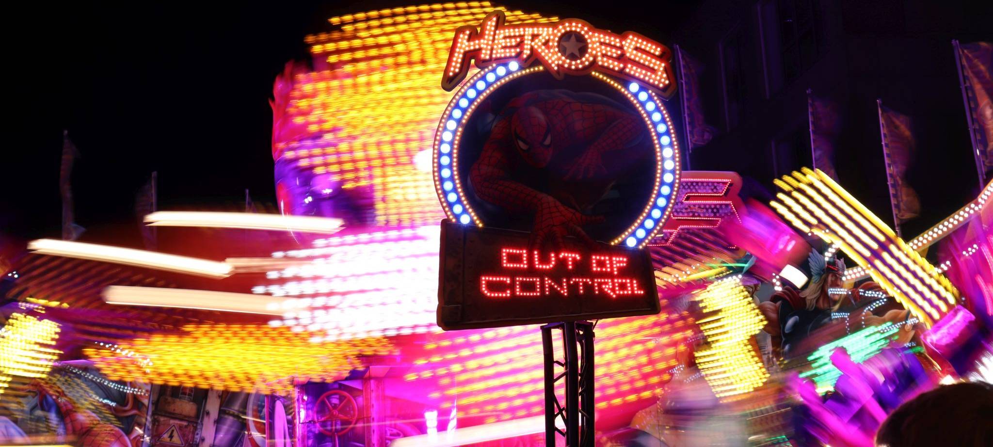 Das Fahrgeschäft Heroes abends auf dem Stunikenmarkt.