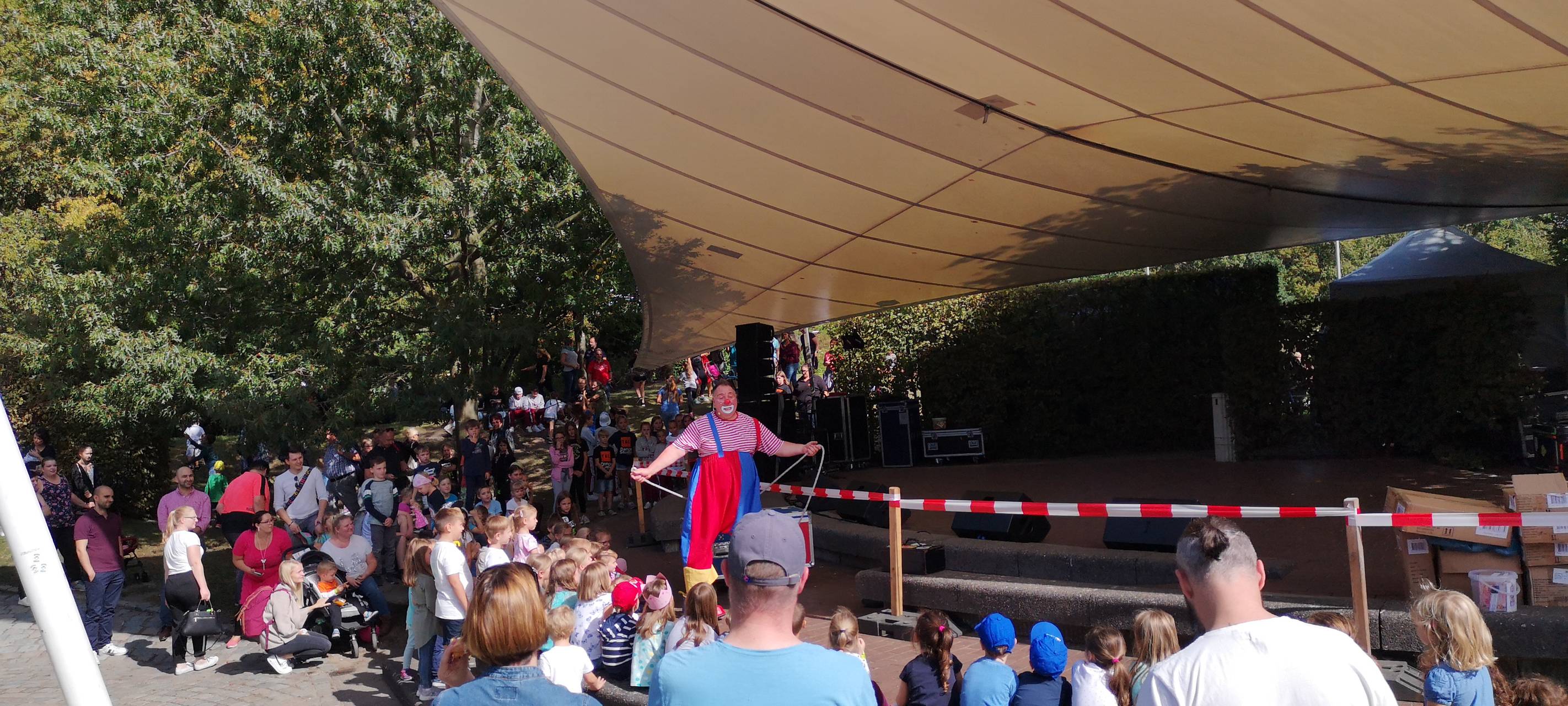 Zuschauer von hinten in der Aktionsmulde im Maxipark