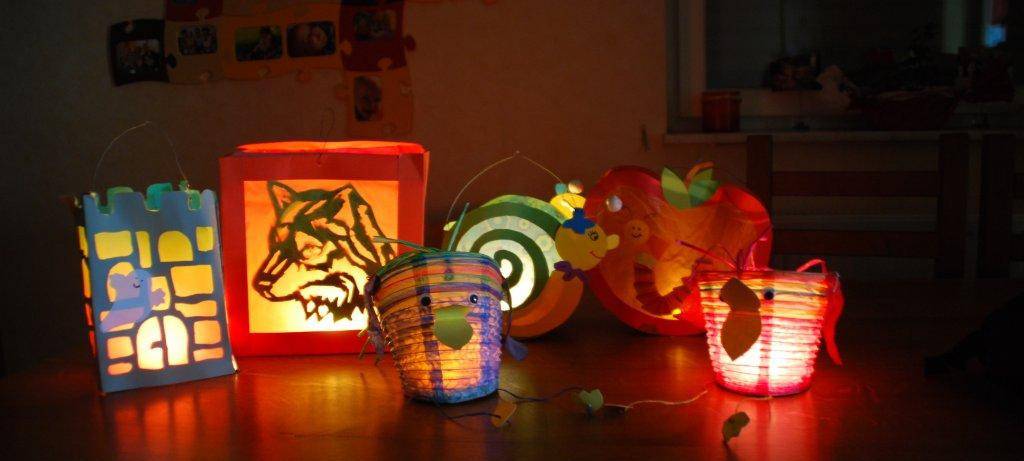 St. Martin ohne Umzüge / Hammer stellen Laternen ins Fenster