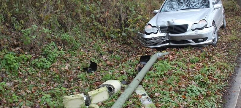 Mit Papas Auto gegen die Ampel