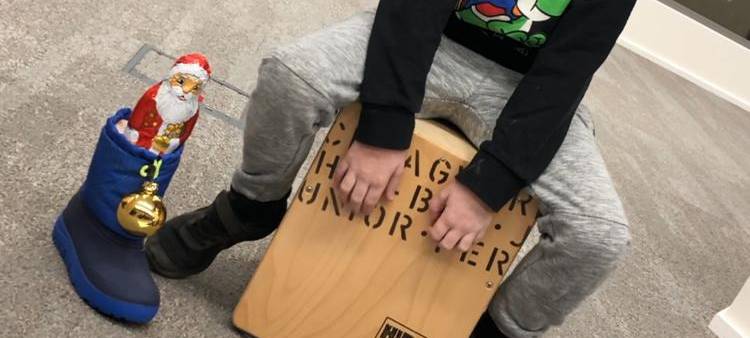 Der kleine Linus spielt auf dem Cajon "We Wish You A Merry Christmas"