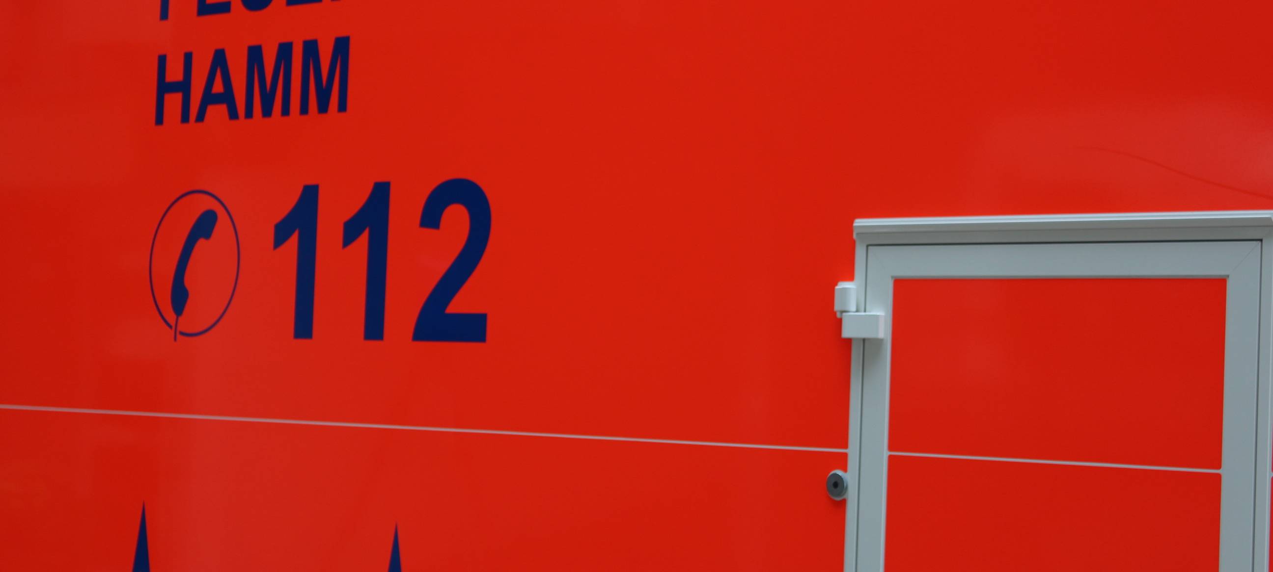 Betrunkener Autofahrer kracht in Ampelmast