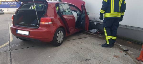 Auf Parkdeck gegen Mauer gefahren