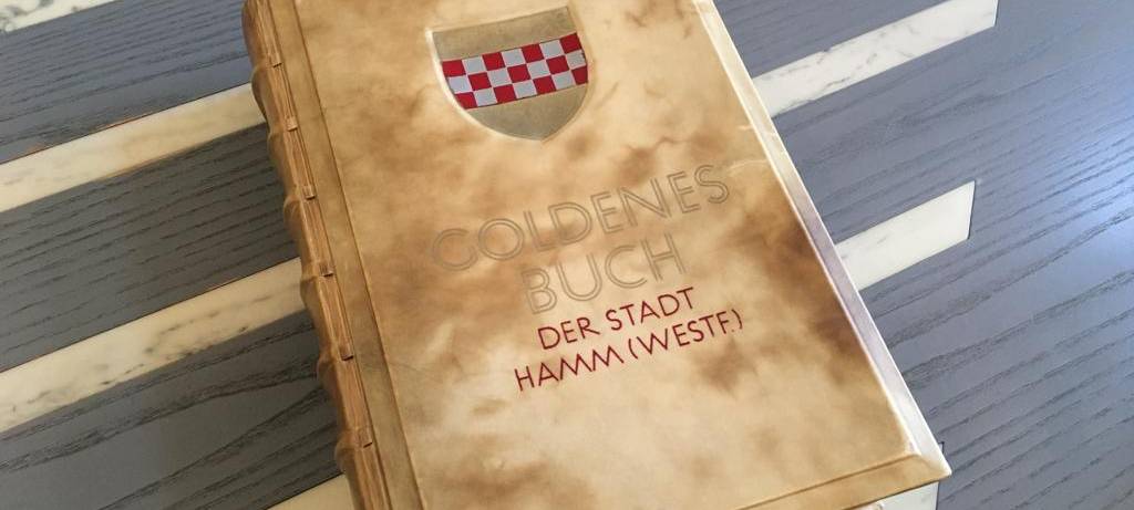 Ministerin verewigt sich im Goldenen Buch von Hamm