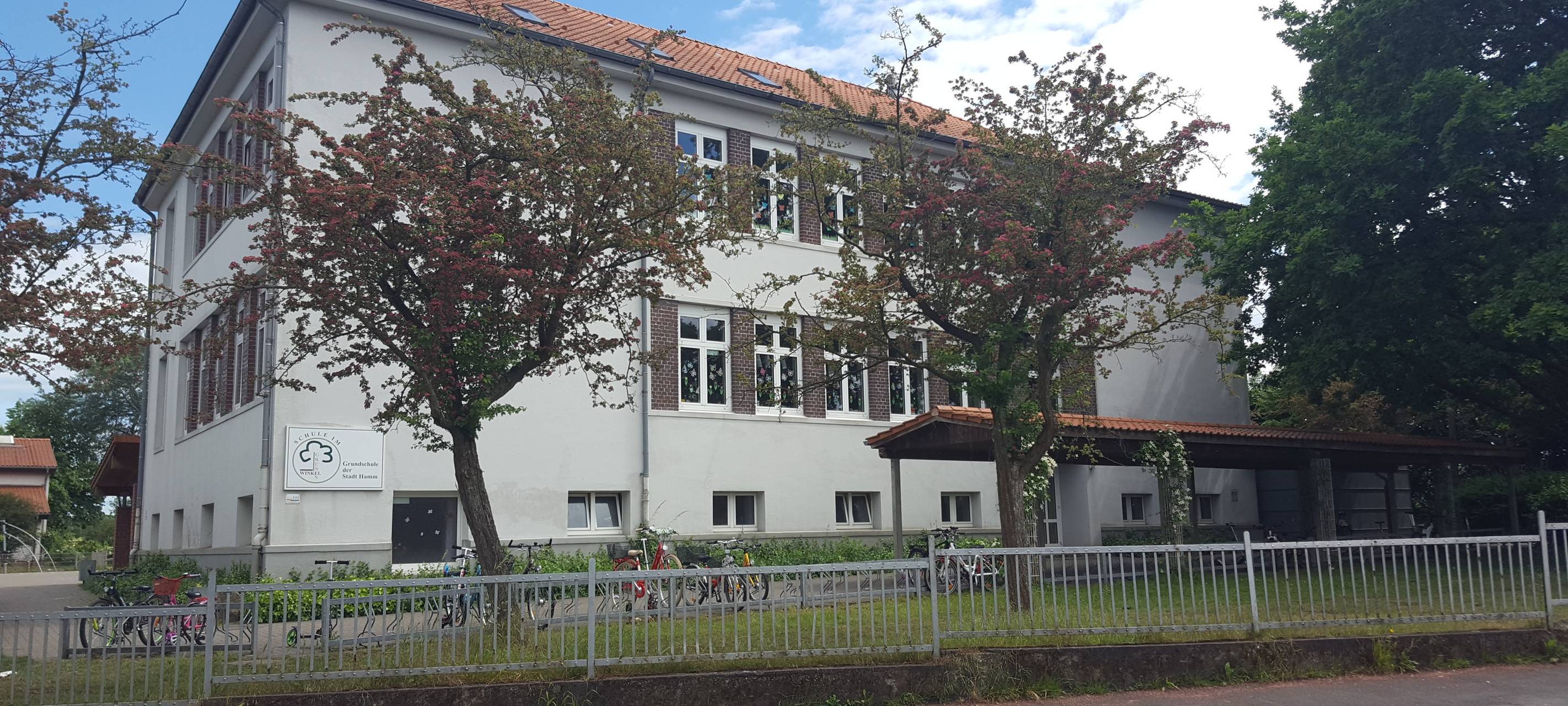 Schöner Schulhof mit Elterngeld?