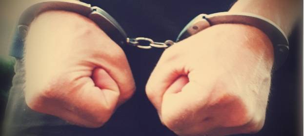 Der 25-Jährige wurde mit Haftbefehl gesucht. Bei ihm klickten die Handschellen. (Symbolbild: Polizei Rhein-Kreis Neuss)