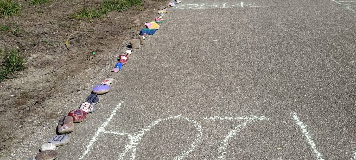 Eine Steinkette für den Zusammenhalt