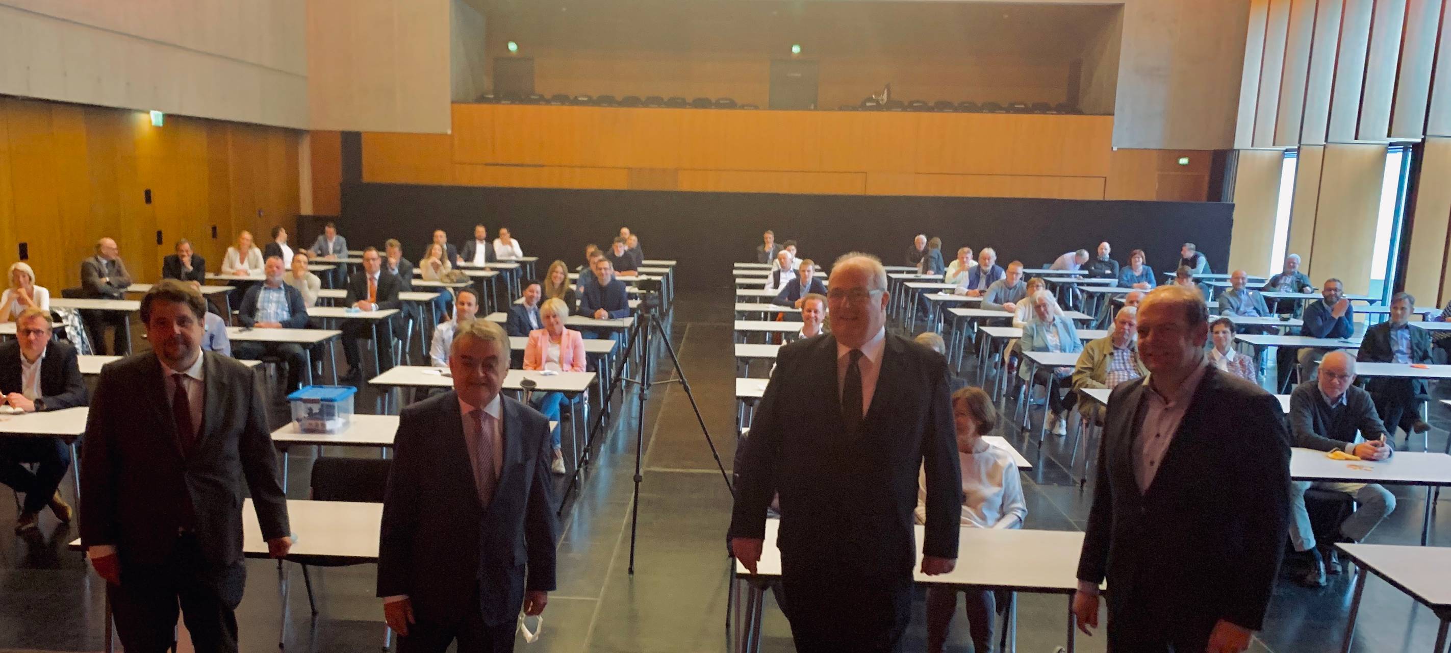 NRW-Innenminister: Polizei gegen Missbrauch und Rassismus