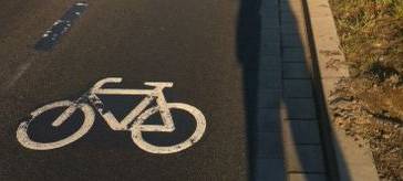 Asphalt mit weißem Fahrradsymbol